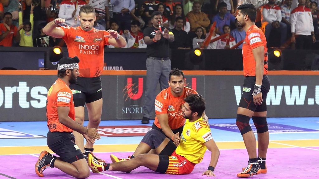 U Mumba’s defence take down Rohit Gulia from Gujarat Fortunegiants in vivo Pro Kabaddi.