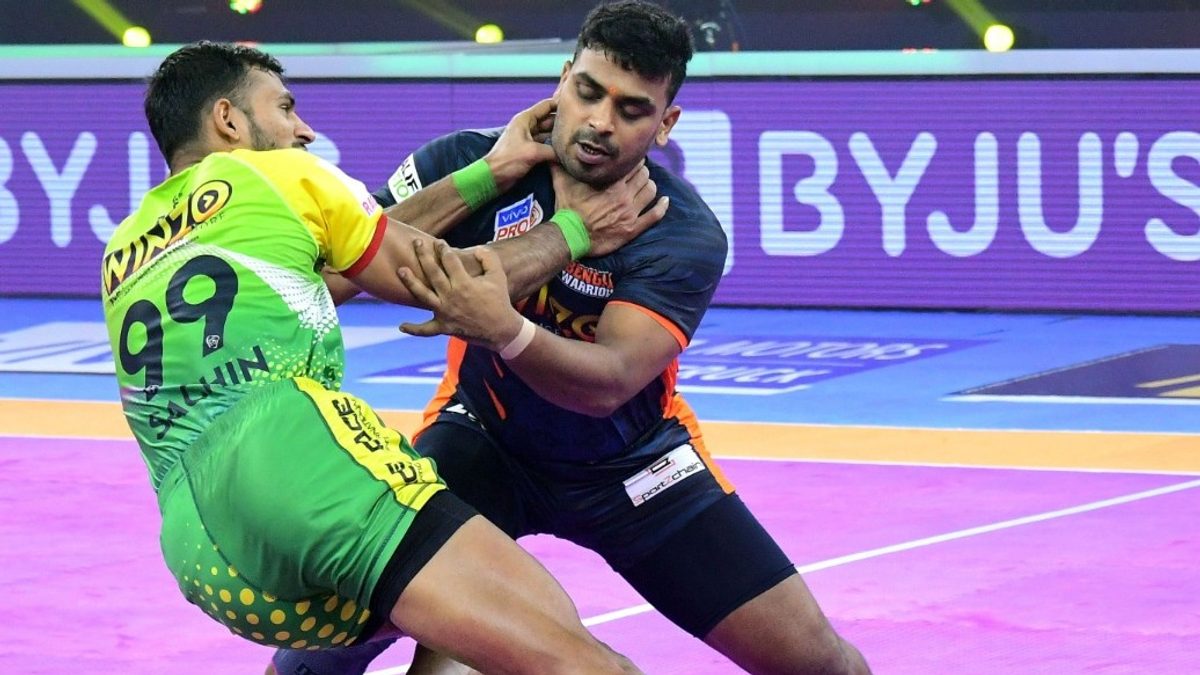 Patna Pirates' Sachin tries to get past Bengal Warriors' defender in Match 24 of VIVO Pro Kabaddi League Season 8