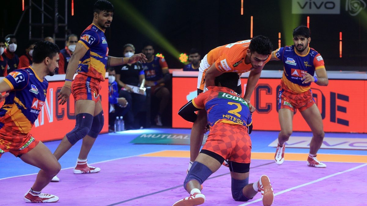 Mohit Goyat of Puneri Paltans tries to get a point off Nitesh Kumar of U.P. Yoddhas in Match 60 of VIVO Pro Kabaddi League Season 8