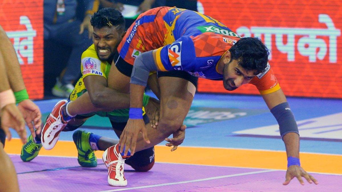 Sajin C of Patna Pirates prevents Surender Gill of U.P. Yoddhas from completing his raid in Match 88 of VIVO Pro Kabaddi League Season 8