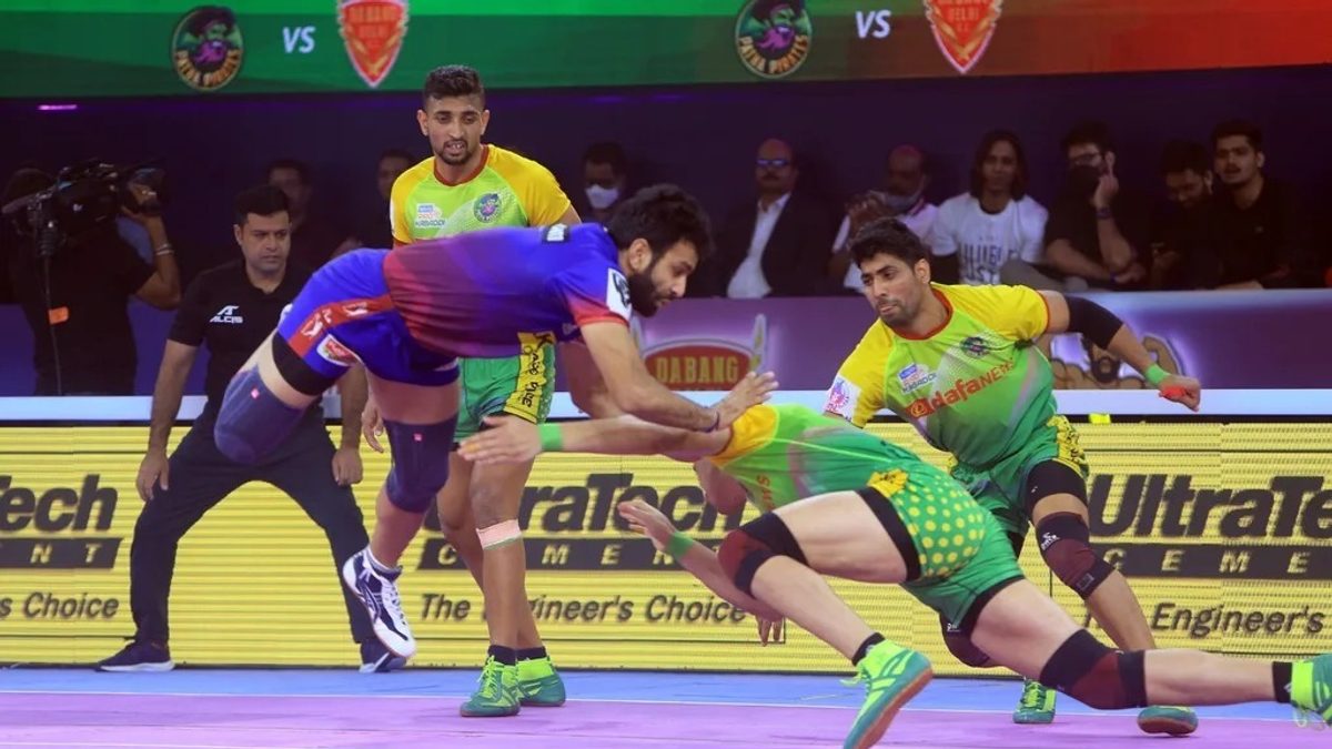Dabang Delhi K.C.'s Vijay gallops over Patna Pirates' Mohammadreza Chiyaneh in Final of VIVO Pro Kabaddi League Season 8