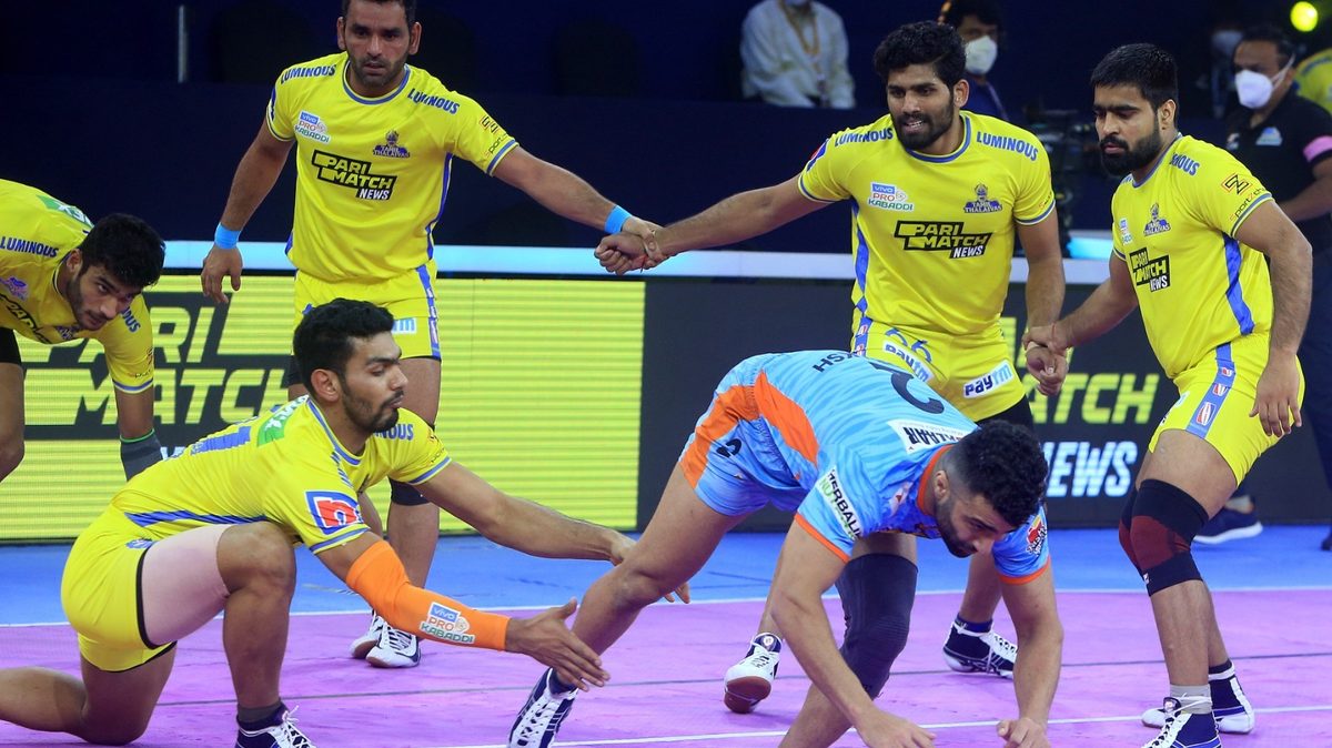 Sagar of Tamil Thalaivas tries to grab hold of Mohammad Nabibakhsh of Bengal Warriors in Match 122 of VIVO Pro Kabaddi League Season 8