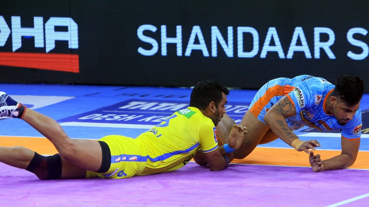 Maninder Singh of Bengal Warriors crosses the mid line after an attempt from Surjeet Singh of Tamil Thalaivas to stop himin Match 122 of VIVO Pro Kabaddi League Season 8