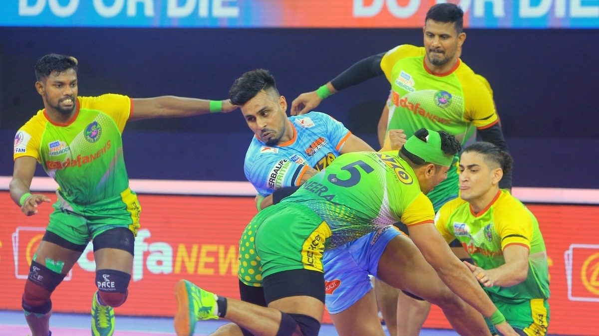 Maninder Singh of Bengal Warriors looks to get away from Neeraj Kumar of Patna Pirates in Match 98 of VIVO Pro Kabaddi League Season 8