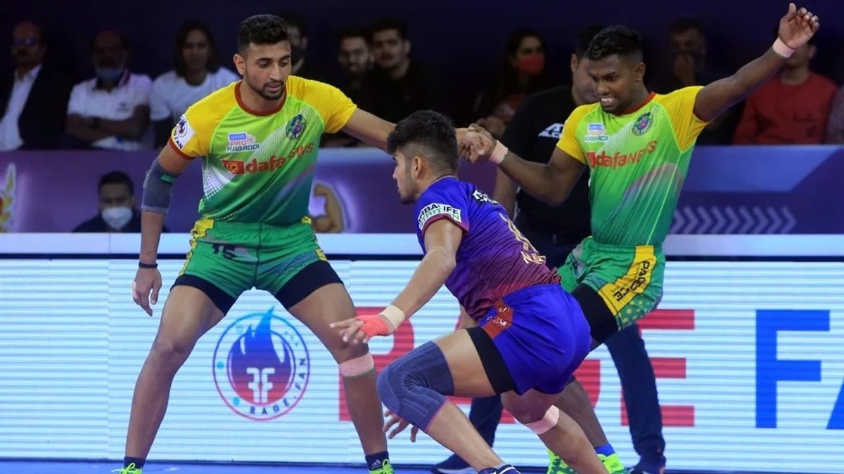 Dabang Delhi K.C.'s Naveen Kumar in action against Patna Pirates in Final of VIVO Pro Kabaddi League Season 8