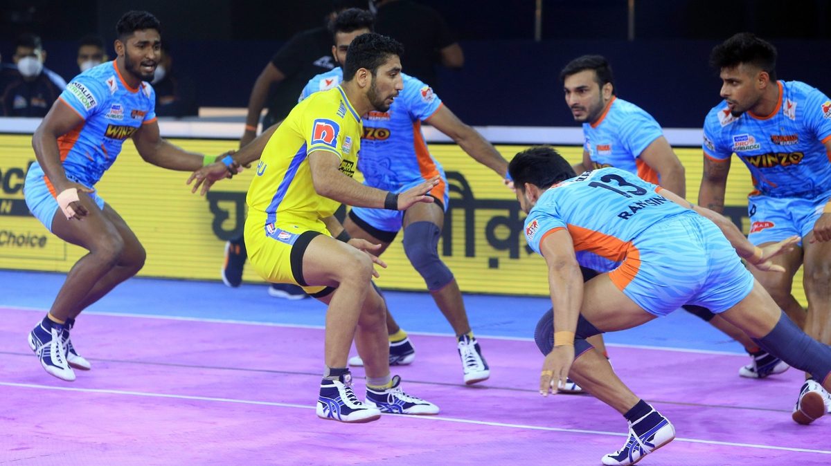Himanshu of Tamil Thalaivas in action against Bengal Warriors in Match 122 of VIVO Pro Kabaddi League Season 8