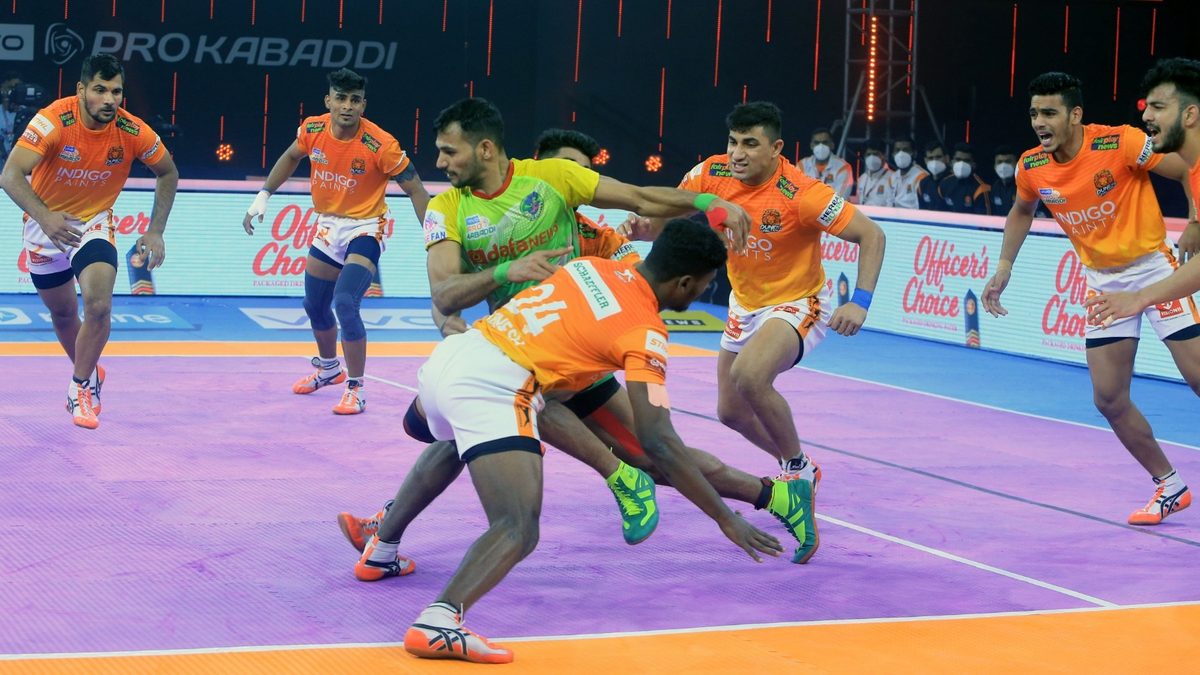 Sachin of Patna Pirates looks to run away from the Puneri Paltan defenders in Match 107 of VIVO Pro Kabaddi League Season 8