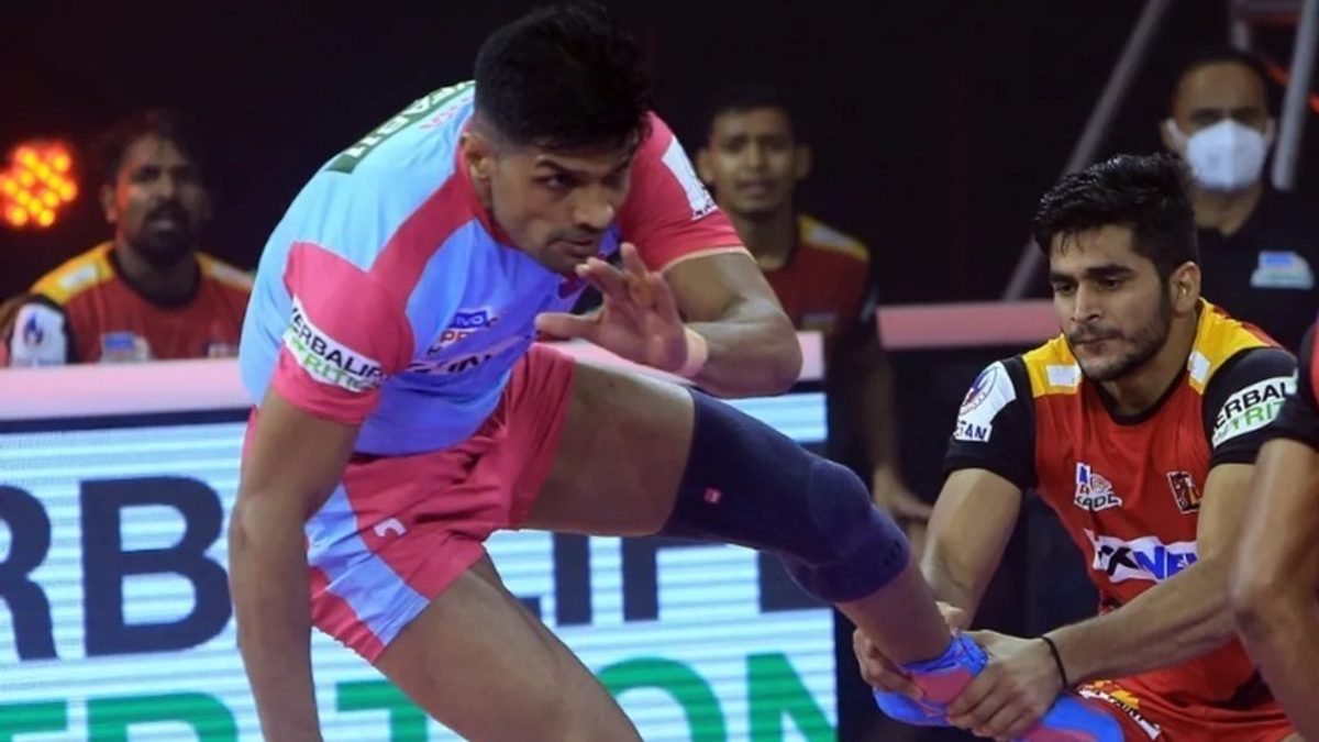Deepak Hooda of Jaipur Pink Panthers in action against Bengaluru Bulls in Match 114 of VIVO Pro Kabaddi League Season 8