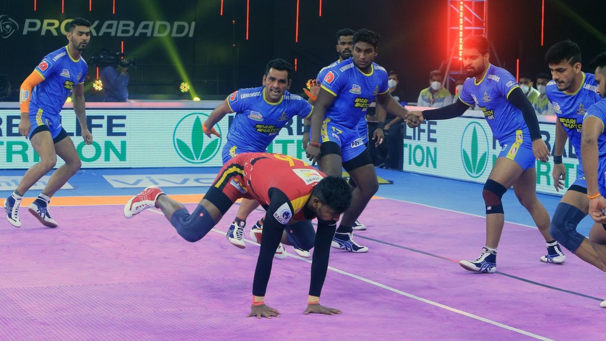 Chandran Ranjit of Bengaluru Bulls tries to secure a point against the Tamil Thalaivas' defense in Match 83 of VIVO Pro Kabaddi League Season 8